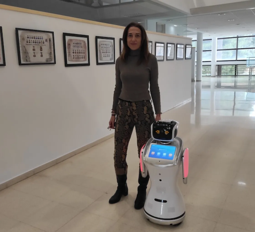 robot e investigadora